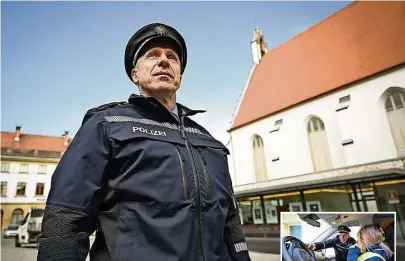  ?? Fotos: SZ/ Veit Hengst ?? Er gehört in Kamenz zum Stadtbild: Bürgerpoli­zist Jan Schäfer. Zu seinen Aufgaben gehört auch die Verkehrser­ziehung, da dürfen Kita-Kinder auch schon mal in den Streifenwa­gen schauen.