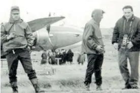  ??  ?? Operativo Cóndor. En 1966, García (a la derecha) “invadió” Malvinas.