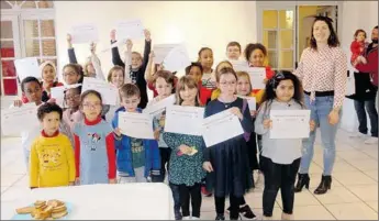  ??  ?? Les enfants ont arboré fièrement leurs diplômes