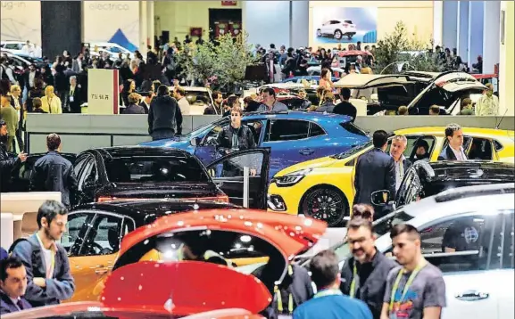  ?? ÀLEX GARCIA ?? Los coches no faltan. El gran motor comercial de las marcas sigue teniendo el protagonis­mo en gran parte del recinto ferial de Montjuïc