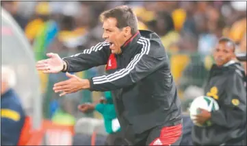  ?? Picture: GALLO IMAGES ?? DO IT MY WAY: Orlando Pirates coach Roger de Sa shouts instructio­ns during an earlier Premier Soccer League encounter