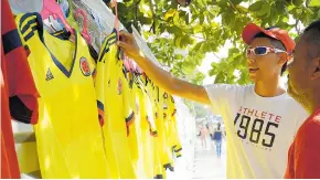  ?? JOSEFINA VILLARREAL ?? Roberto Córdoba realizando la venta de una camiseta de la Selección Colombia.