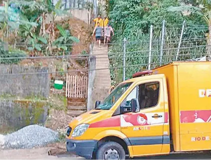  ?? Foto enviada para o ‘zap zap’ do meia hora ?? Os corpos foram removidos ontem pela manhã, do bairro Parque Boa Vista, em Mangaratib­a