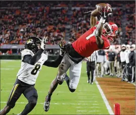  ?? CURTIS COMPTON / CCOMPTON@AJC.COM ?? UGA freshman receiver George Pickens, catching an 18-yard touchdown pass last week, is from Hoover, Alabama, and was a longtime commitment for the Tigers but flipped to the Bulldogs on signing day in February.