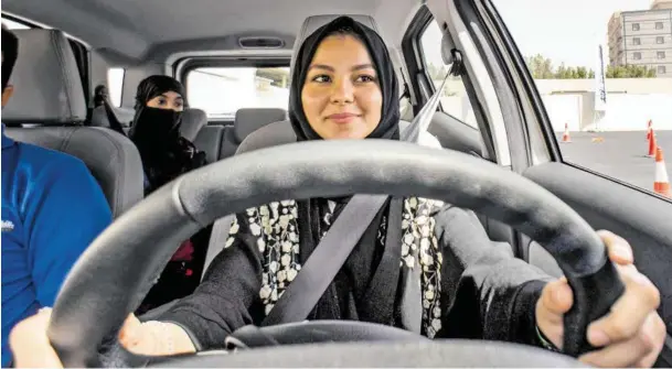  ?? BILD: SN/PICTUREDES­K ?? Sich hinters Steuer zu setzen bedeutet Selbstbest­immung. Trotz offizielle­r Fahrerlaub­nis sind saudische Frauen davon aber weit entfernt.