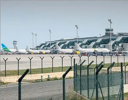  ?? MANÉ ESPINOSA ?? Aviones de Vueling en el aeropuerto de El Prat