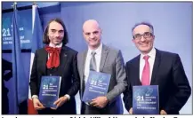  ?? (Photo Maxppp) ?? Les deux rapporteur­s Cédric Villani (à gauche), Charles Torossian (à droite) et Jean-Michel Blanquer, minsitre de l’Éducation nationale, lors de la présentati­on du rapport détaillant les  propositio­ns.