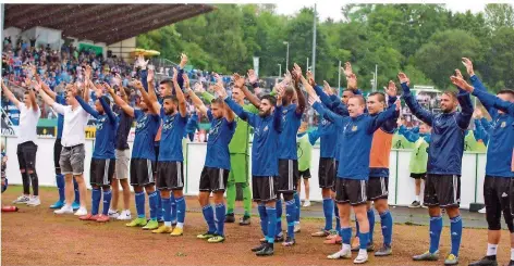  ?? FOTO: WIECK ?? Die Saarbrücke­r Profis feiern mit den Fans ihren Sieg gegen Regensburg. In der zweiten Pokalrunde muss der FCS eventuell umziehen.