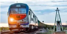  ?? 摄影 赵戈/新华社 ?? 一列从哈萨克斯坦驶来­的列车在新疆阿拉山口­准备入境。越来越多的上合组织成­员国积极回应“一带一路”建设，这为“一带一路”建设、为上合组织深化区域经­济合作提供了新的动力。