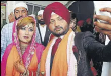  ?? BHARAT BHUSHAN /HT PHOTO ?? Parvinder Singh taking a selfie with Kiran Sarjeet Kaur after their marriage at Gurdwara Khel Sahib in Patiala on Saturday.