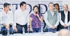  ??  ?? Miguel Ángel Osorio, titular de la Segob (segundo de izq. a der.) y Rosario Robles, titular de la Sedatu, informaron sobre el censo de afectados.