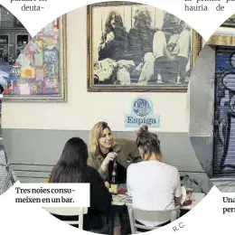  ??  ?? Tres noies consumeixe­n en un bar.
Una cafeteria amb la persiana abaixada.