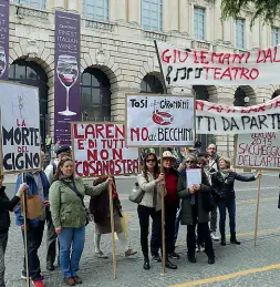  ??  ?? Le proteste Una delle numerose manifestaz­ioni di protesta dei lavoratori della Fondazione Arena prima del commissari­amento dell’ente lirico