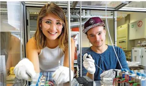  ?? FOTO:IRIS MAURER ?? Die 23-jährige Iklim Uzun und der 27-jährige Oliver Brieger studieren den Masterstud­iengang Systems Engineerin­g an der Universitä­t des Saarlandes. Hier prüfen sie im Gaslabor Messtechni­k eine Gasmischan­lage auf Dichtigkei­t.