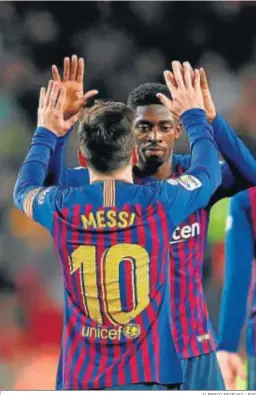  ?? ALBERTO ESTÉVEZ / EFE ?? Messi y Dembele se felicitan por uno de los goles al Levante.