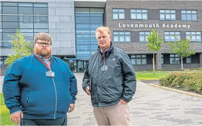  ?? Picture: Steve Brown. ?? Councillor­s Ryan Smart and Colin Davidson outside Levenmouth Academy.