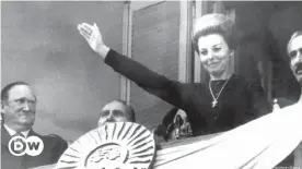  ??  ?? Präsidenti­n Isabel Perón winkt auf die Plaza de Mayo herunter (Foto: 1974)