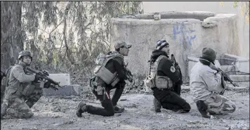  ?? KHALID MOHAMMED / ASSOCIATED PRESS ?? Iraqi special forces advance on Mosul University grounds during fighting against Islamic State militants in eastern Mosul, Iraq, on Saturday.