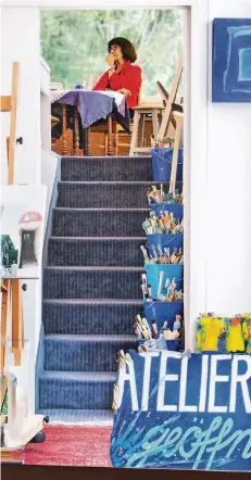  ?? FOTO: SCHÜMMELFE­DER ?? So wie die Stufen zu ihrem Atelier hat sich Maria Kanisius-Reuter stufenweis­e weiter entwickelt.