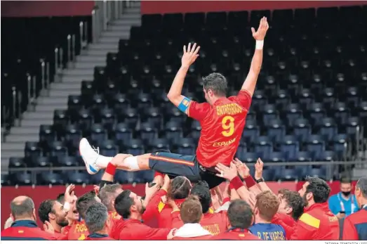  ?? TATYANA ZENKOVICH / EFE ?? Raúl Entrerríos, capitán de la selección española de balonmano, es manteado por sus compañeros tras lograr el bronce.