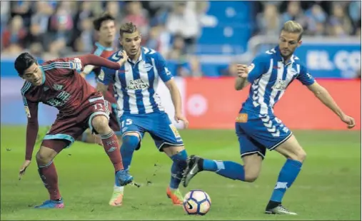  ??  ?? PUGNA EN MENDIZORRO­ZA. Theo y Santos disputan un balón con Vela en el intenso y disputado derbi de ayer.