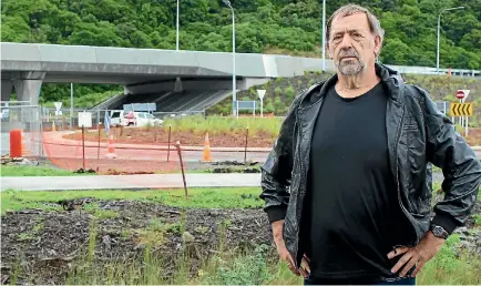  ?? PHOTO: FAIRFAX NZ ?? Murray Livingston­e in front of the new Poplar Ave roundabout, built on his former Livingston­e Gardens site as part of the Kapiti expressway.