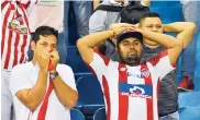  ?? LUIS RODRíGUEZ ?? Hinchas se lamentan por el penal fallado de Pérez.