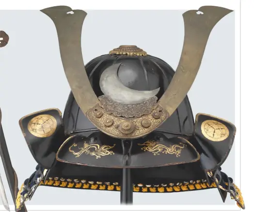  ??  ?? The writer’s samurai helmet (below) and a 1677 katana (left) that evaded him at Thomas Del Mar’s