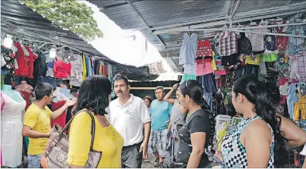  ?? FREDDY RODRÍGUEZ / EXPRESO ?? Situación. Varios comerciant­es se niegan a salir de la bahía Mi Lindo Milagro. El sitio fue uno de los que más se anegó en el invierno pasado.