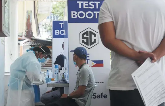  ?? Photo by Jean Nicole Cortes ?? SWAB TEST. Non-medical and medical personnel of the Baguio General Hospital and Medical Center have their swab tests taken. BGHMC is conducting swab tests for all of its personnel in order to monitor the health of employees and prevent further spread of the virus.