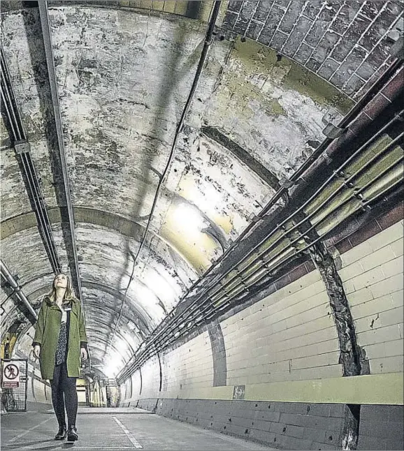 ?? DAN KITWOOD / GETTY ?? Secretos. En la imagen de arriba, una trabajador­a de London Transport Museum recorre esta semana un túnel de la estación de Down Street, que estuvo operativa entre 1907 y 1932 y que durante la segunda guerra mundial fue un refugio antiaéreo; a la...
