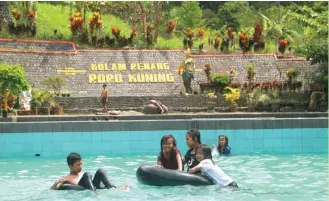  ?? FOTO-FOTO: ANDHIKA ATTAR/JAWA POS RADAR KEDIRI ?? BERENANG: Pengunjung juga bisa menikmati kesegaran air dengan berenang di kolam yang disediakan di objek wisata air merambat Roro Kuning.