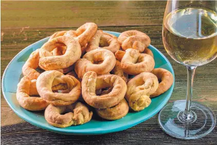  ?? ZBIGNIEW BZDAK/CHICAGO TRIBUNE — SHANNON KINSELLA/FOOD STYLIN ?? Taralli, a southern Italian crunchy snack.