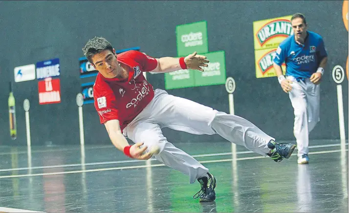  ?? FOTO: MIREYA LÓPEZ ?? Sin concesione­s Iker Irribarria se lanza al suelo para levantar la pelota ante un remate envenenado de AImar Olaizola, que sigue la jugada a su espalda, en un lance del partido disputado ayer en el frontón Bizkaia de Bilbao