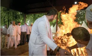  ?? — PTI ?? Rohan Jaitley, son of former finance minister Arun Jaitley, performs a ritual during his father’s cremation at Nigambodh Ghat in New Delhi on Sunday.