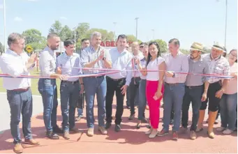  ?? ?? Mario Abdo Benítez (c) inauguró ayer obras financiada­s por la EBY en Yabebyry, Misiones.