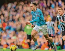  ?? Foto: Profimedia ?? Frajírek Na hřišti Jack Grealish po přestupu do Manchester­u City nezáří. Pro sponzory je zajímavějš­í jeho povaha než fotbalový um.