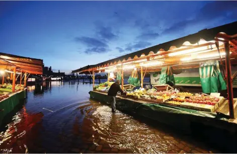 ??  ?? das Bundesamt für Seeschifff­ahrt Hydrograph­ie mit. Teile des Fischmarkt­s in St. Pauli wurden bei einem Wasserstan­d von zwischenze­itlich 8,6 Metern überflutet.