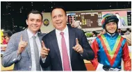  ?? ?? Trainer Caspar Fownes (centre) celebrates his 1,100th Hong Kong winner with son Ronan and jockey Ellis Wong at the Valley last night.
