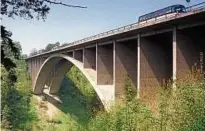  ??  ?? Kinder fanden das tote Mädchen unter der alten Teufelstal­brücke unweit des Hermsdorfe­r Kreuzes. Zuvor will der Angeklagte Stephanie an der A  ausgesetzt haben. Foto: Jan-Peter Kasper,dpa