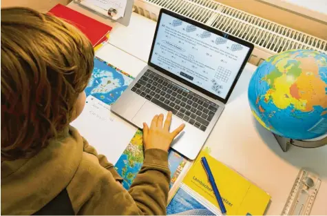  ?? Foto: Ulrich Perrey, picture alliance (Symbolbild) ?? Aufgaben am Laptop zu lösen, gehört für Schüler mittlerwei­le zum Alltag. Auch Nachhilfe‰Unterricht findet größtentei­ls online statt.