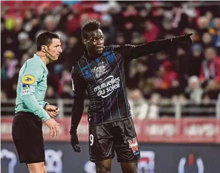  ?? AFP PIC ?? Nice’s Mario Balotelli (right) talks with referee Nicolas Rainville during their Ligue 1 match against Dijon on Saturday.