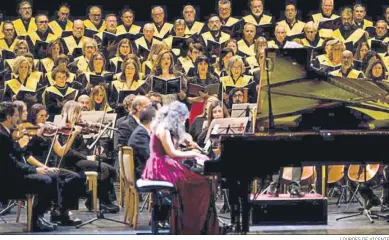  ?? LOURDES DE VICENTE ?? La coral de la UCA en un concierto en el Teatro Falla el pasado mes de diciembre.