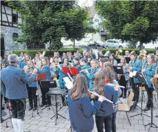  ?? FOTO: ARNO MÖHL ?? Der Gesamtchor ist stets das Sahnehäubc­hen des Löwenplatz­konzerts in Krauchenwi­es.