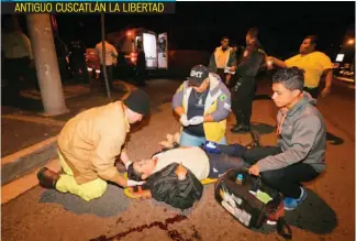  ??  ?? NO LE CEDIÓ EL PASO
ANTIGUO CUSCATLÁN LA LIBERTAD EL CONDUCTOR QUE PROVOCÓ EL ACCIDENTE HUYÓ DE LA ESCENA.