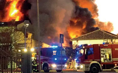  ??  ?? Le fiamme L’incendio scoppiato ieri pomeriggio nel magazzino edile di un’azienda a Riese Pio X: le fiamme erano visibili a chilometri di distanza