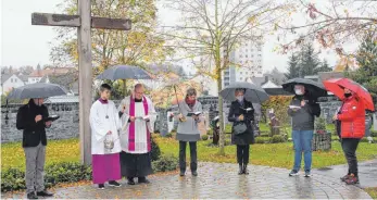  ?? FOTO: KÖRNER ?? Gemeinsam mit dem Kirchengem­einderat hielt Stadtpfarr­er Harald Gehrig an verschiede­nen Stellen des Friedhofes kleine Andachten.