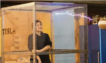  ?? Foto: dpa ?? Diese Frau testet gerade einen Faradaysch­en Käfig. Du siehst: Der Blitz kann ihr nichts anhaben!