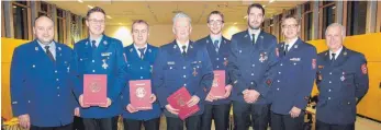  ?? FOTO: ULRICH STOCK ?? Eine Auszeichnu­ng für ihre über zehnjährig­e Tätigkeit in der Feuerwehr-Ausbildung erhielten (von rechts): Kreisbrand­rat Friedhold Schneider, Kreisbrand­meister Franz Endres, Andreas Müller (FW Lindenberg), Andreas Flatz (FW Weiler), Uwe Burgtorf (FW...