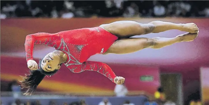  ?? FOTO: AP ?? Simone Biles, estrella de la gimnasia estadounid­ense, Fue una de las víctimas de los abusos del exmédico del equipo femenino, Larry Nassar, y se tuvo que tomar un año sab∙tico para intentar superar las secuelas del trauma